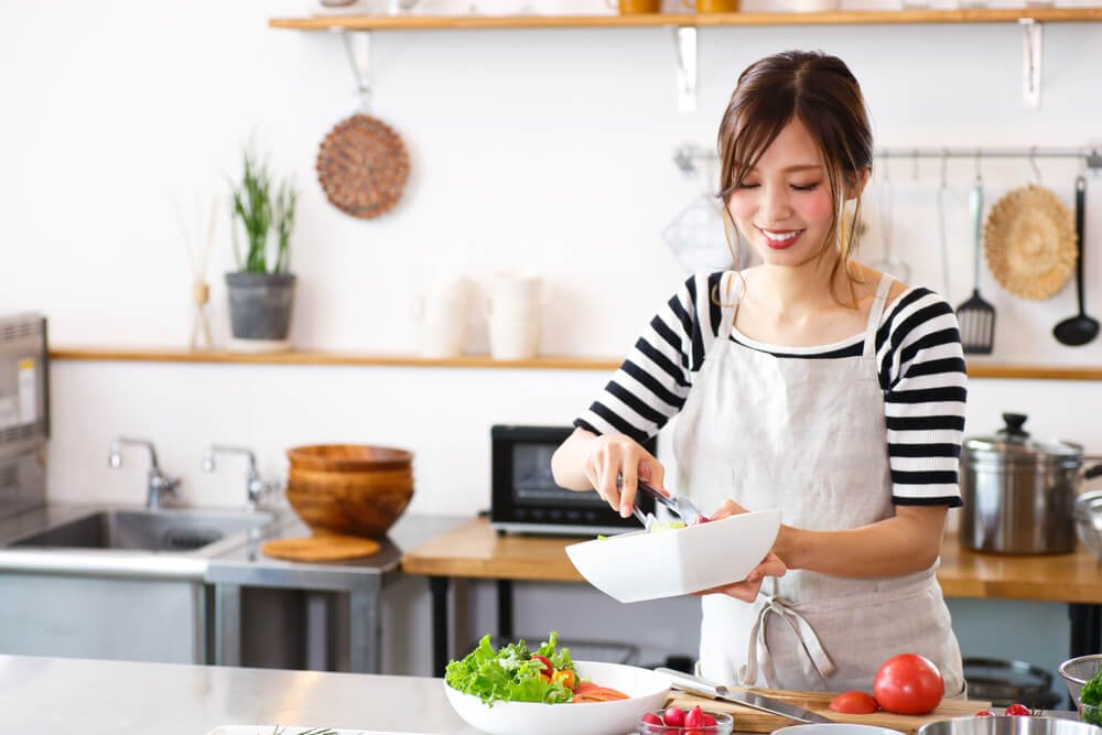 13料理を楽しそうに作っている女性.jpg