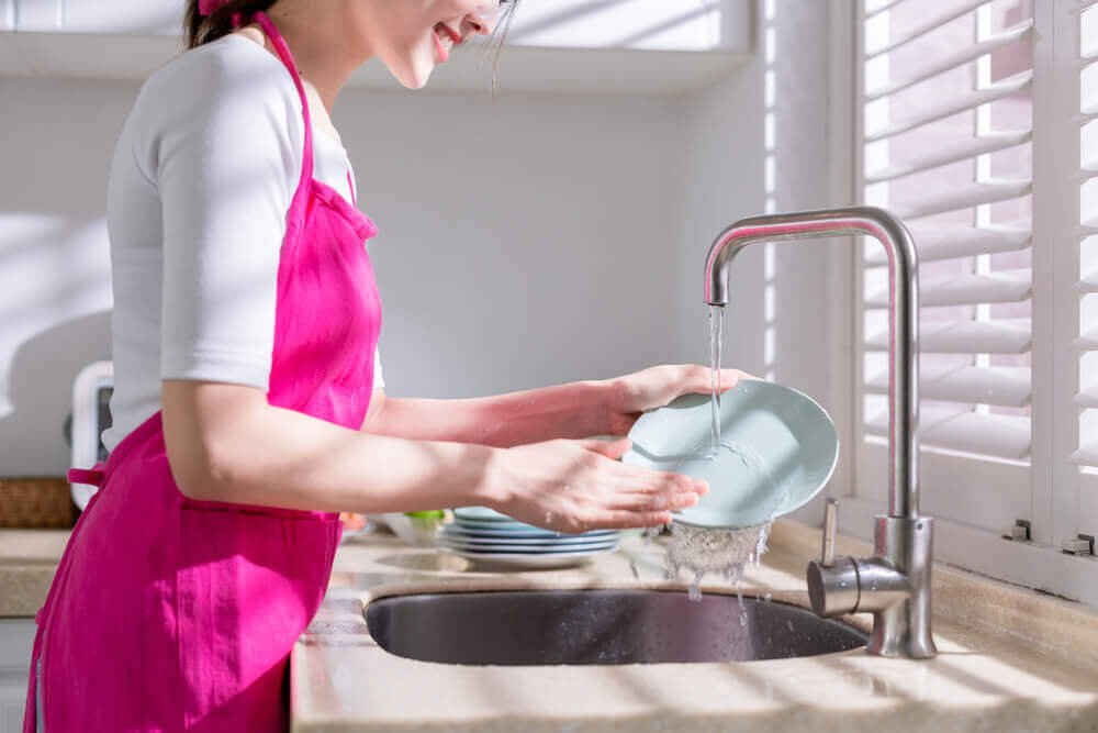 3、お皿を洗う女性