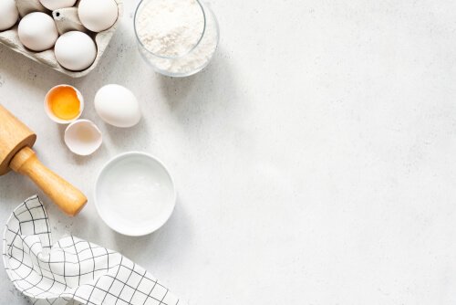 卵と小麦粉とキッチン用品.jpg