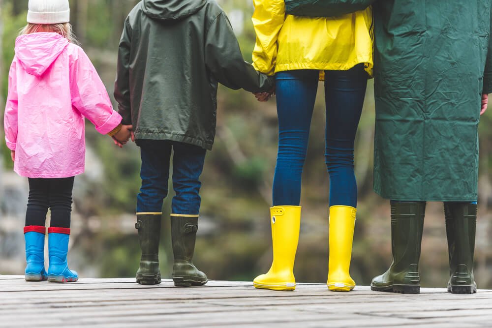 雨具を着て並んでいる家族 (1).jpg