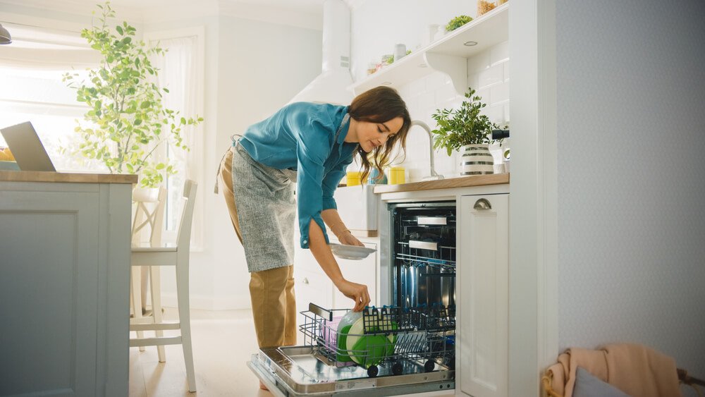 食洗機に食器を入れる女性.jpg