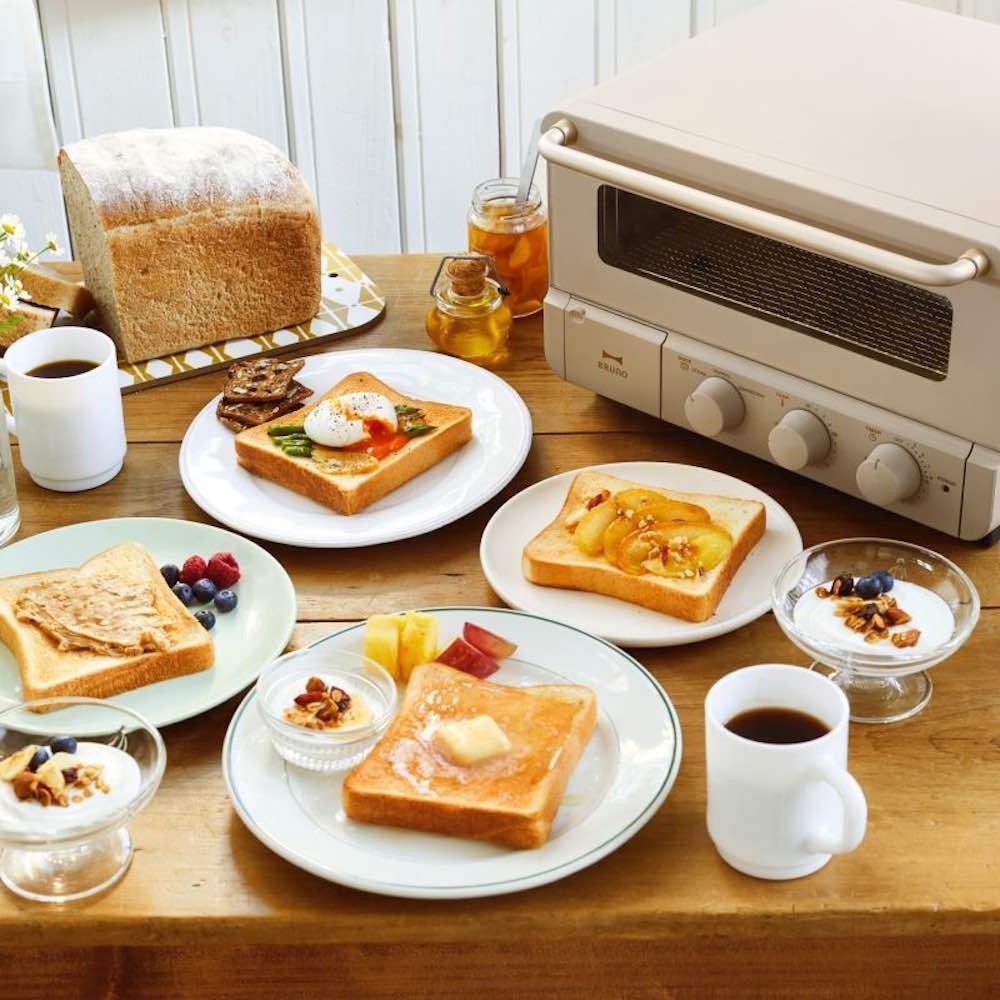 テーブルに広げられた朝食とトースター.jpg