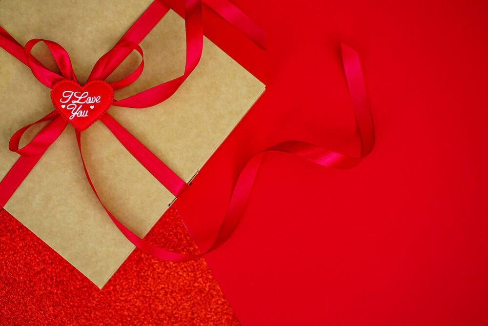 真っ赤なリボンをかけたバレンタインギフト.jpg