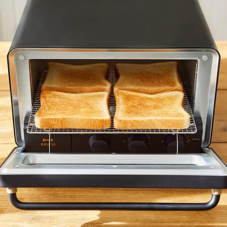 12、パンが並べられたトースター.jpg