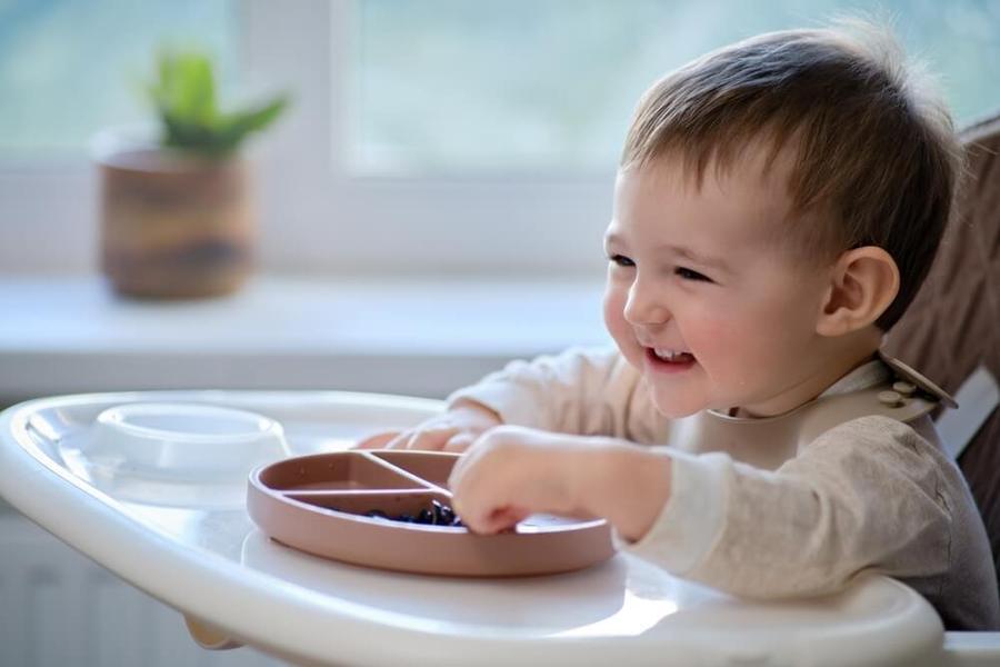 6、果物をつかんで食べようとする赤ちゃん.jpg