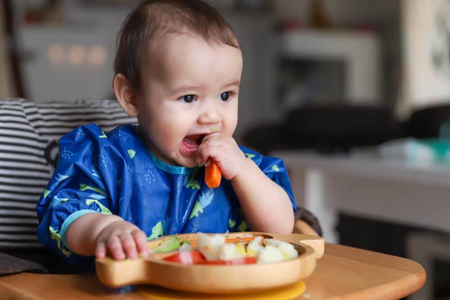 7、大きめの野菜を食べる赤ちゃん.jpg