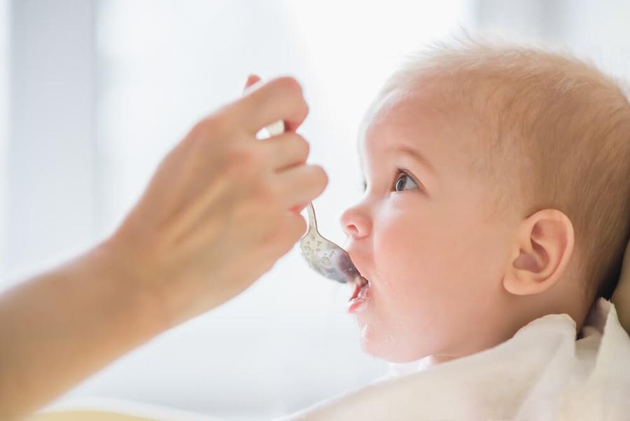 2、スプーンで離乳食を食べさせてもらう赤ちゃん.jpg