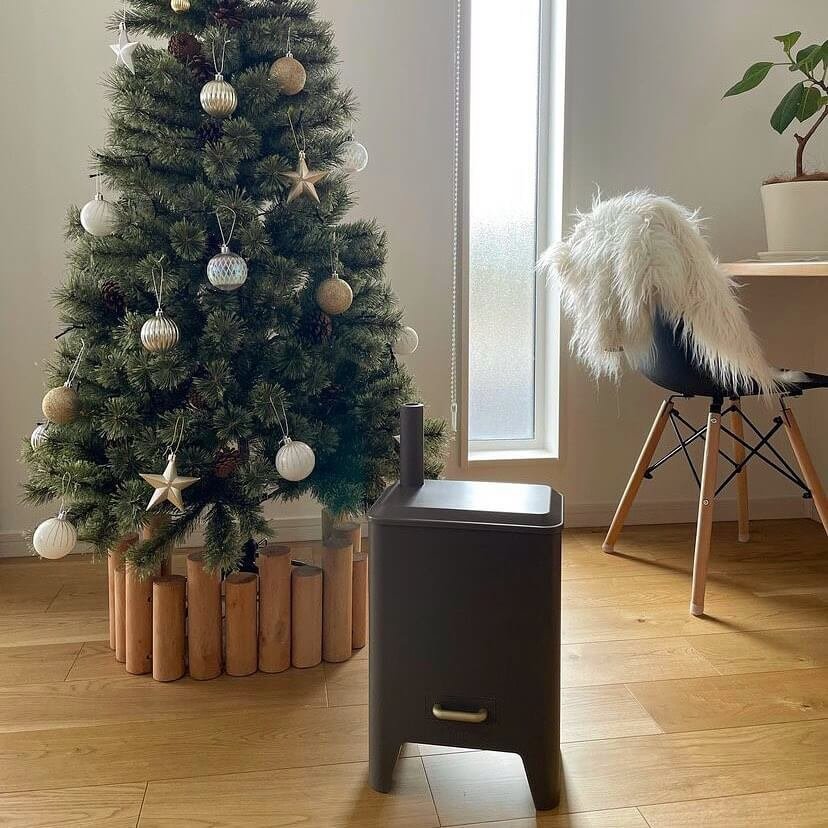 2、クリスマスツリーの前に置かれた加湿器.jpg