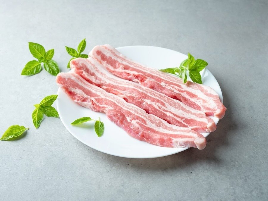 7、白い皿に並べられた豚バラ肉.jpeg