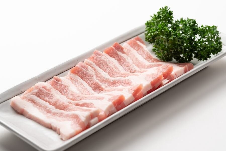 4、白い皿に載せられた豚バラ肉.jpg