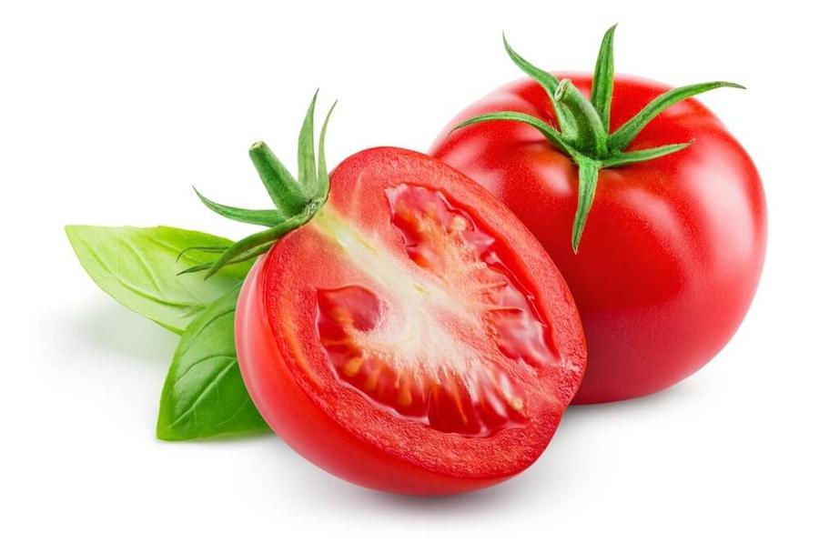 9、白い背景に置かれているトマトと半分に切られたトマト.jpg
