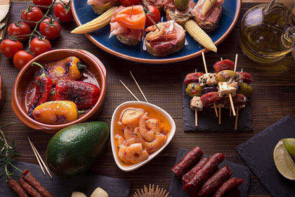 テーブルに並んだスペイン料理.jpg